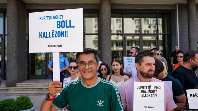 Pjesëtarë të shoqërisë civile i kanë shpeshtuar aksionet që kundërshtojnë bllokadën në Kuvend.