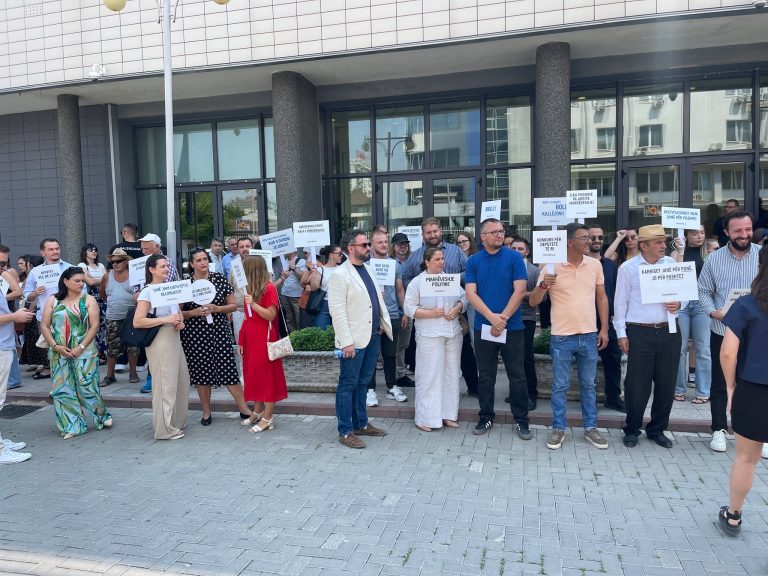 Organizatat e shoqërisë civile sërish protestojnë para Kuvendit