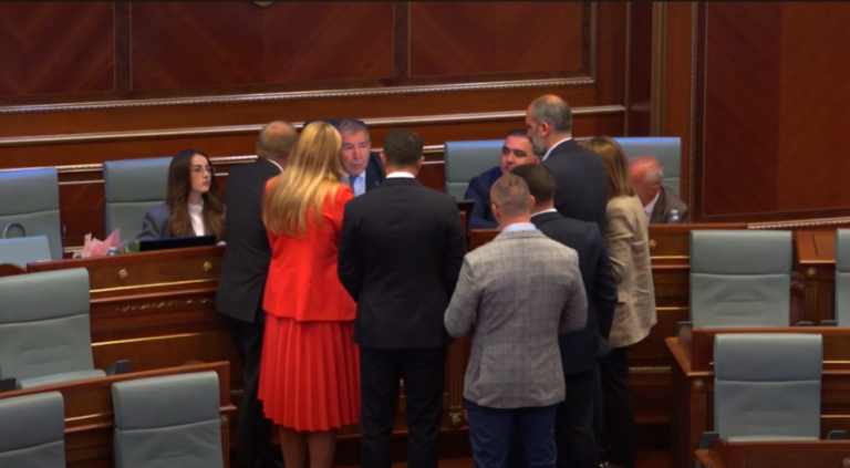 Dehari fton përfaqësuesit e partive politike për konsulta