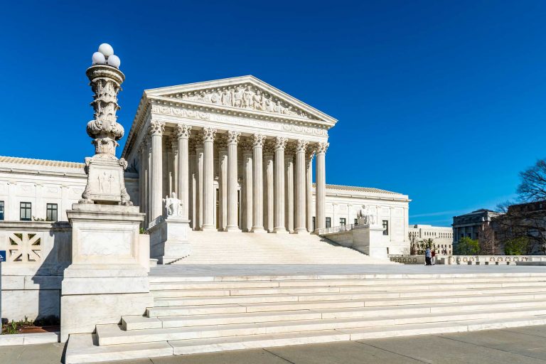 Gjykata Supreme kufizon fuqinë e gjyqtarëve për të bllokuar urdhrat e Trump
