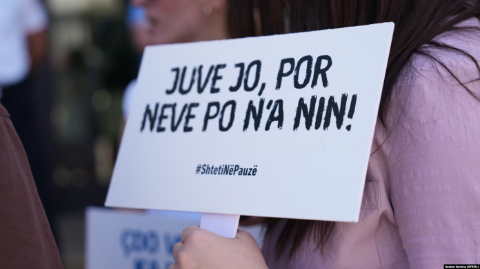 Protestë para Kuvendit të Kosovës, në prag të përpjekjes së 41-të për konstituimin e tij.