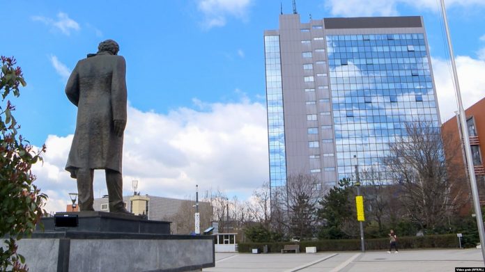 Pamje nga larg e ndërtesës së Qeverisë së Kosovës në Prishtinë.