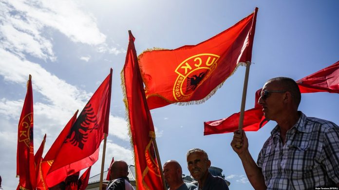 Një protestë e veteranëve të UÇK-së në Prishtinë. Një protestë e veteranëve të UÇK-së në Prishtinë.