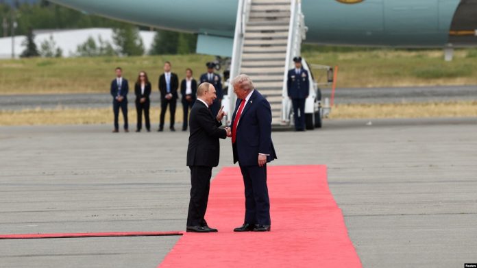 Presidenti amerikan, Donald Trump, dhe ai rus, Vladimir Putin, takohen në bazën Elmendorf-Richardson në afërsi të Ankorixh të Alaskës. 15 gusht 2025.