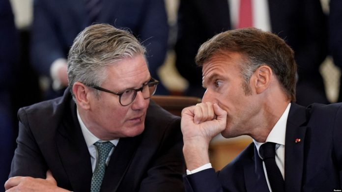 Presidenti francez, Emmanuel Macron, dhe kryeministri britanik, Keir Starmer, bisedojnë gjatë një takimi me presidentin amerikan, Donald Trump.