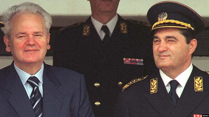 Ish-presidenti i Jugosllavisë, Sllobodan Millosheviq, i shoqëruar nga shefi i Shtabit të Përgjithshëm të ushtrisë jugosllave, Nebojsha Pavkoviq (djathtas), duke marrë pjesë në ceremoninë e diplomimit të nëntogerëve në Akademinë Ushtarake në Beograd, më 30 shtator 2000.
