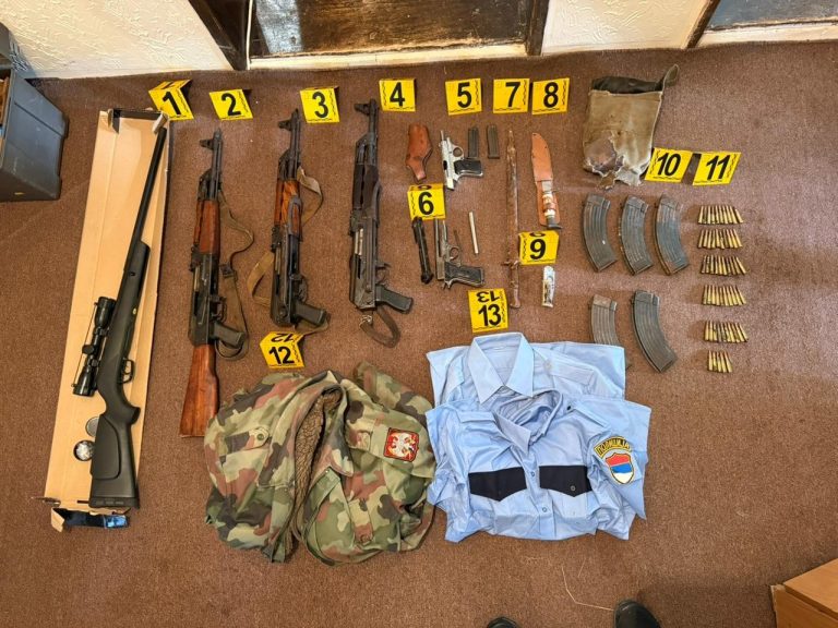 Kanos gruan në Leposaviq, fsheh armë e uniforma ilegale, policia jep detajet