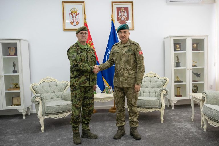 Ulutas në vizitë të parë në Beograd pas rikthimit në detyrë, takim me shefin e ushtrisë serbe