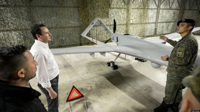 Kryeministri tani në detyrë, Albin Kurti, njoftoi për blerjen e dronëve Bayraktar nga Turqia, në vitin 2023.