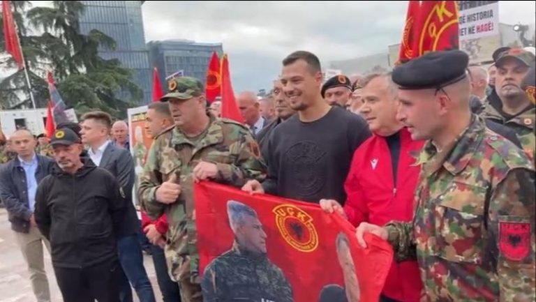 Endrit Thaçi i buzëqeshur në mes të protestës në Tiranë