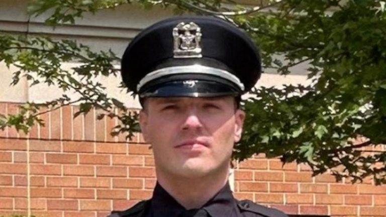 “Oficeri fantazmë” i Illinois-it: jetoi ilegalisht për një dekadë, tani e zbuloi DHS!