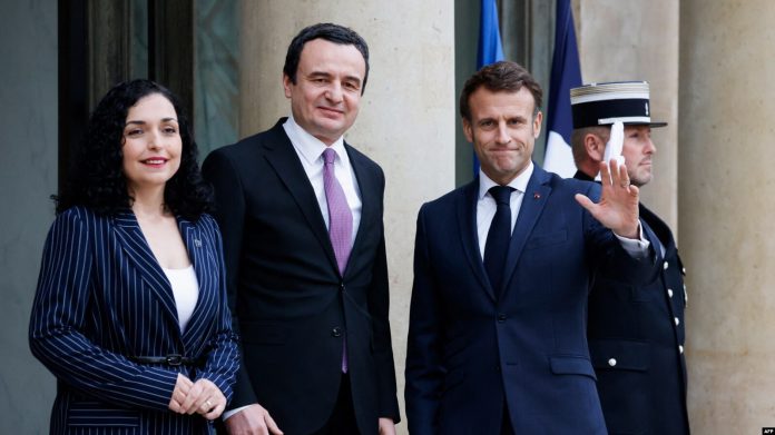 Presidentja e Kosovës, Vjosa Osmani, kryeministri tani në detyrë, Albin Kurti, dhe presidenti i Francës, Emmanuel Macron.