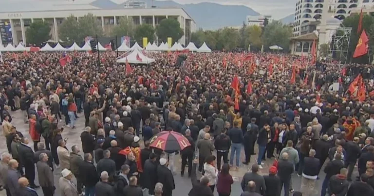 Sheshi ‘Skënderbej’ në Tiranë jehon kuqezi