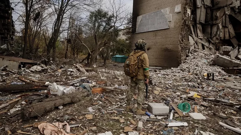 Ministrat e mbrojtjes së NATO-s kërkojnë më shumë armë për Ukrainën