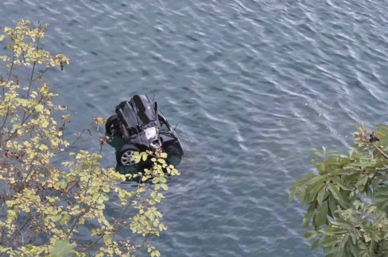 Po bënin fotografi pranë ujit, vetura bie në Liqenin e Ujmanit