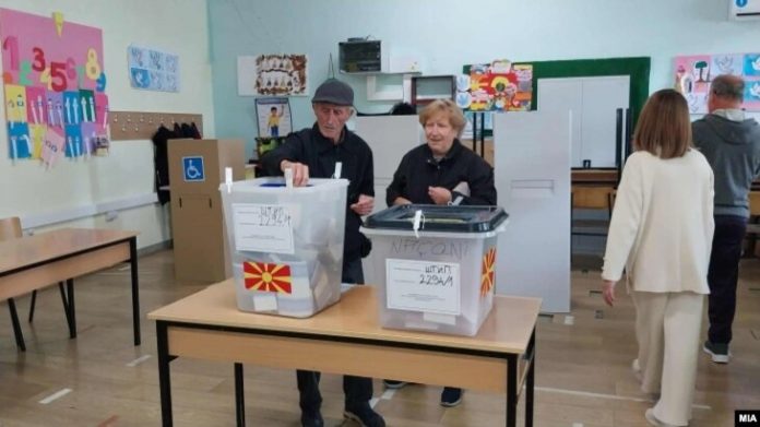 Njerëz duke votuar në Maqedoninë e Veriut.