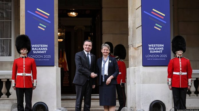 Kryeministri në detyrë i Kosovës, Albin Kurti, dhe sekretarja e Shtetit për Punë të Jashtme të Mbretërisë së Bashkuar, Yvette Cooper.