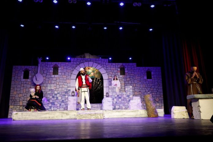 “Lahuta e Malcis” e Fishtës vjen në skenë në Lezhë me një dramatizim emocionues “Lahuta e Malcis” e Fishtës vjen në skenë në Lezhë me një dramatizim emocionues