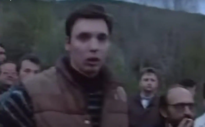 Një pamje nga një filmim që supozohet se tregon Aleksandar Vuçiçin në Sarajevë në vitin 1995.