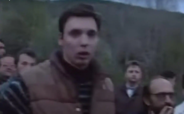 Një pamje nga një filmim që supozohet se tregon Aleksandar Vuçiçin në Sarajevë në vitin 1995.
