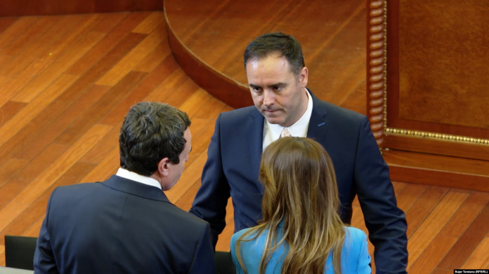 Nënkryetari i LVV-së, Glauk Konjufca, duke biseduar me kreun e partisë, Albin Kurtin dhe anëtaren, Albulena Haxhiun.