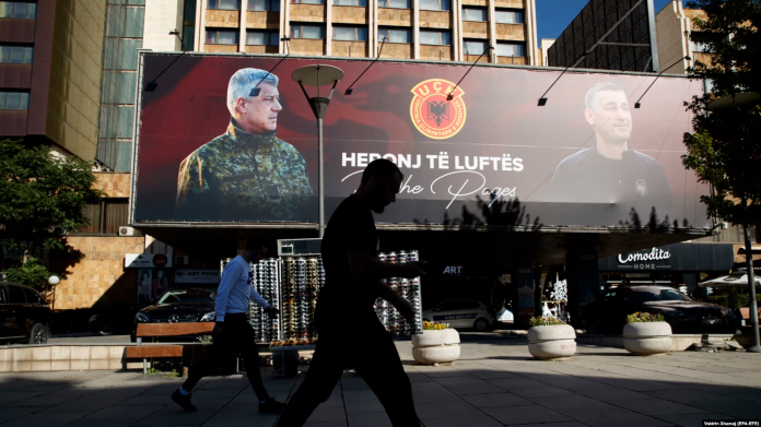 Fotografitë e Hashim Thaçit dhe Kadri Veselit të vendosura në Prishtinë me mbishkrimin: 