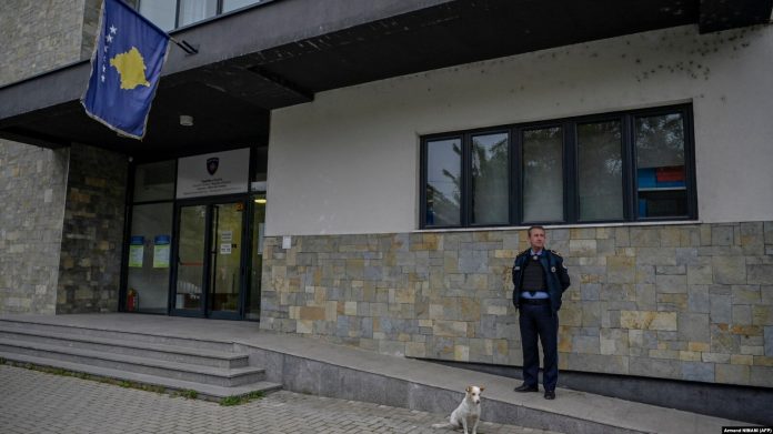 Një polic duke qëndruar para ndërtesës të Komunës së Mitrovicës së Veriut.