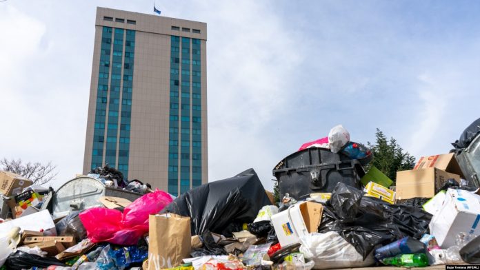 Kështu dukej vendi përreth kontejnerëve të stërmbushur me mbeturina në qendër të kryeqytetit.