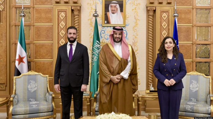 Presidentja e Kosovës, Vjosa Osmani, princi i kurorës së Arabisë Saudite, Muhammed bin Salman Al Saud (në mes) dhe presidenti sirian, Ahmed al-Sharaa. Riad, 29 tetor 2025.