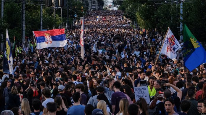 Flamuj me hartën e Kosovës dhe simbolet e flamurit serb në të, janë parë disa herë në protestat e mbajtura në Beograd dhe qytete tjera të Serbisë.