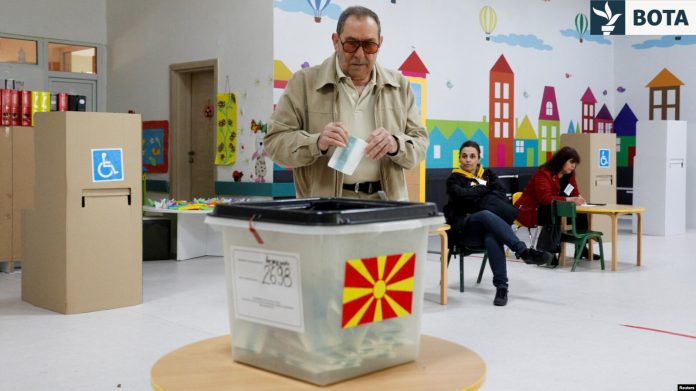 Një burrë voton gjatë zgjedhjeve presidenciale në Shkup, Maqedonia e Veriut