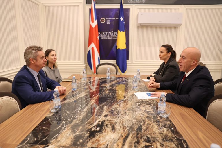 Ambasadori britanik takohet me Haradinajn dhe Abdixhikun