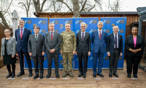 Komandanti i KFOR-it takohet me përfaqësuesit diplomatikë të QUINT, BE e Turqisë në Kosovë