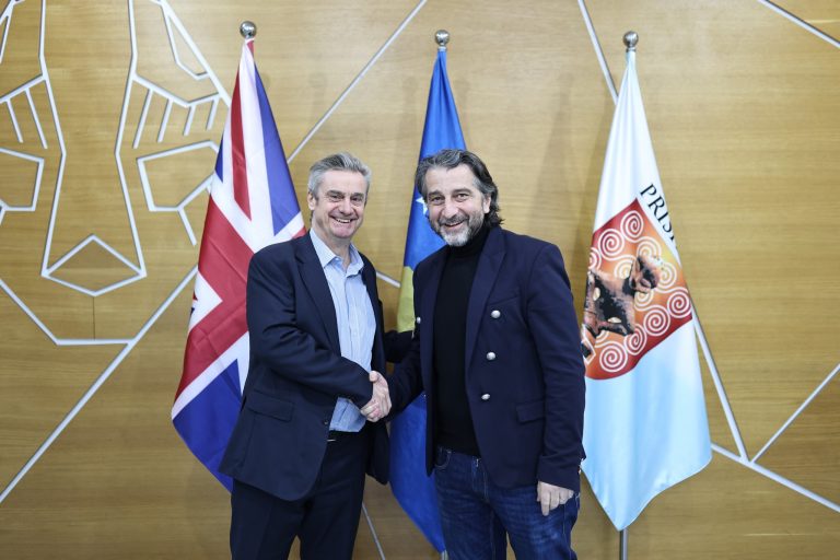 Ambasadori britanik uron Ramën për mandatin e ri