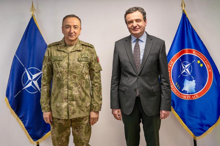 Komandanti i KFOR-it takon Kurtin, flasin për sigurinë