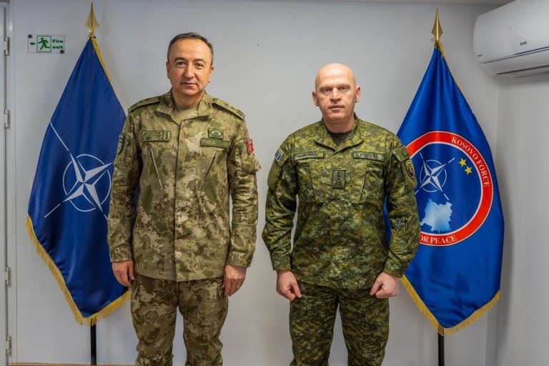 Komandanti i KFOR-it pret në takim gjeneralin Bashkim Jashari