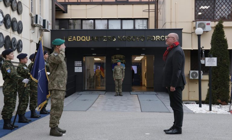 Sekretari gjerman i Mbrojtjes vlerëson përkushtimin dhe profesionalizmin e KFOR-it