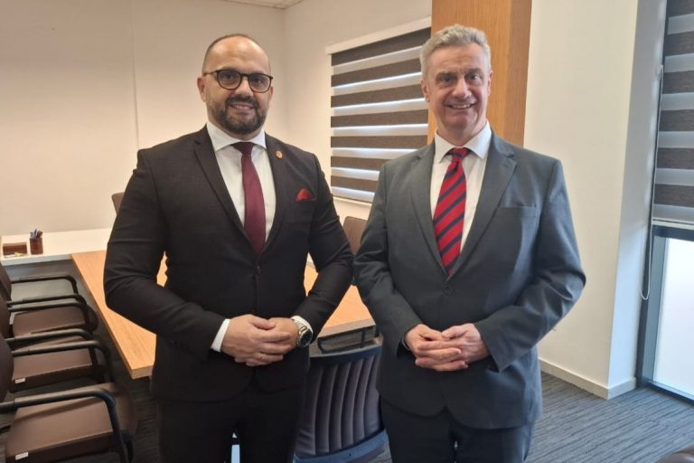 Hargreaves takon kryetarët e Mitrovicës së Veriut dhe Zveçanit