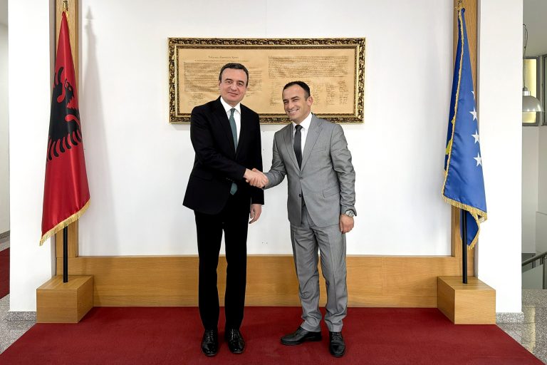 Kurti viziton Obiliqin, uron Halil Thaçin për detyrën e re