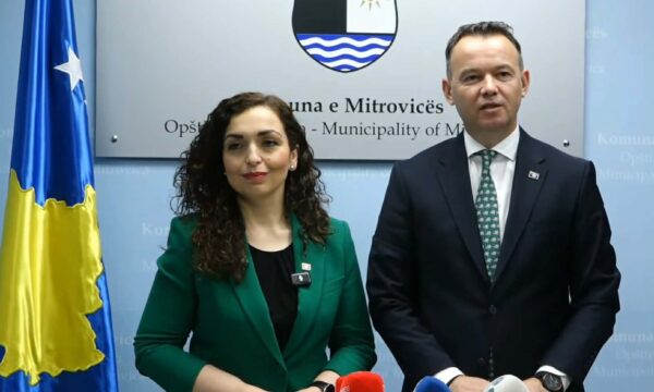 Shkëmbim lëvdatash mes Osmanit dhe Pecit