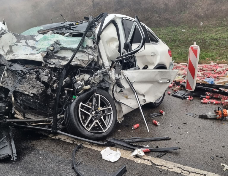 Aksidenti fatal në autostradë, raportohet se përveç shoferes ka vdekur edhe pasagjerja