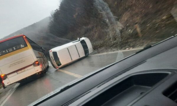 Aksident i rëndë në Gjilan, vetura rrokulliset në mes të rrugës