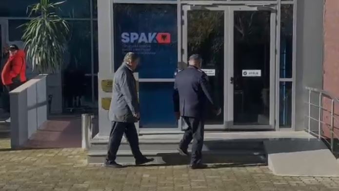 Ish-presidenti i Shqipërisë paraqitet në SPAK
