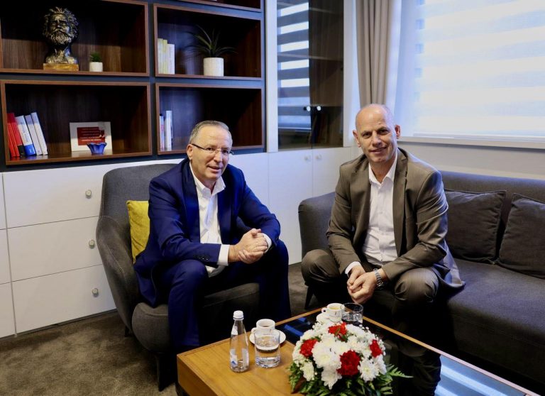 Hamza e pret Lladrovcin në selinë e PDK-së