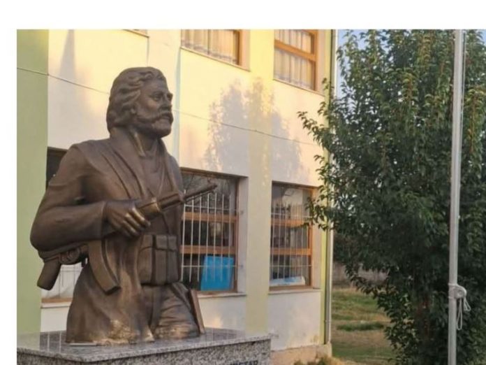 Busti i Adem Jasharit