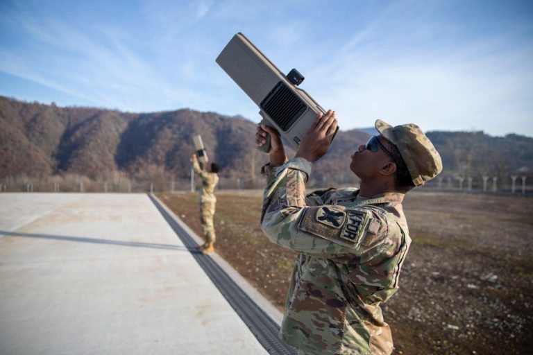 Ushtarët amerikanë trajnohen për gjurmimin dhe rrëzimin e dronëve