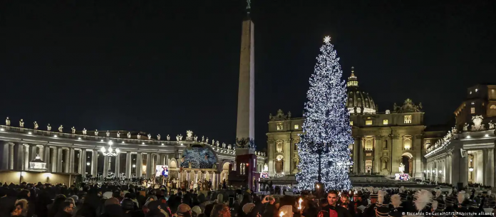 Krishtlindja në Vatikan festohet në mënyrë madhështore prej të paktën një gjysmë mijëvjeçari.