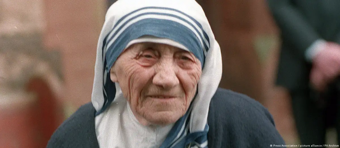 Si një grua, që fitoi autoritet në një kishë patriarkale, themeloi një vepër të saj dhe u dëgjua në mbarë botën, shenjtorja Tereza me siguri mund të lexohet si një figurë e fortë femërore.