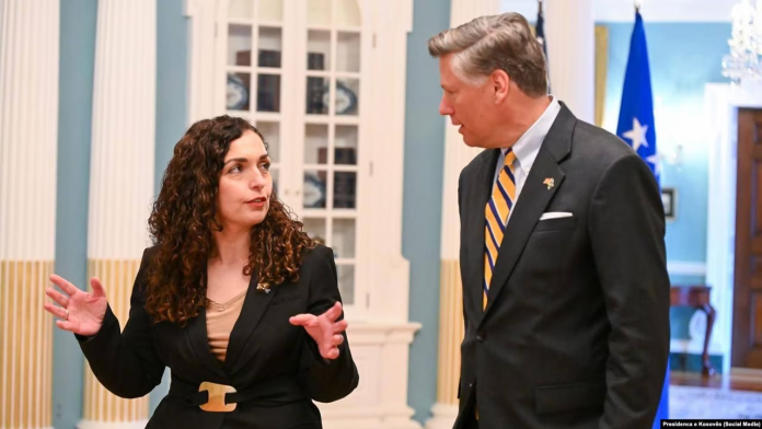 Presidentja e Kosovës, Vjosa Osmani me zëvendëssekretarin amerikan të Shtetit, Christopher Landau