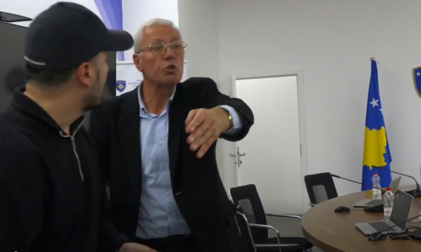 Kurteshi përplaset me gazetarët: Largohuni, po i këqyrni kompjuterat, po i shihni dokumentat